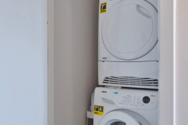 Dit ruime appartement met 3 slaapkamers, 2 badkamers, 2 terrassen, een kelderruimte en een ondergrondse autostaanplaats bevindt zich op de 7de verdieping van de prestigieuze Residentie BELVIEW, in het hart van de Europese wijk.
Dankzij de hoekligging en d