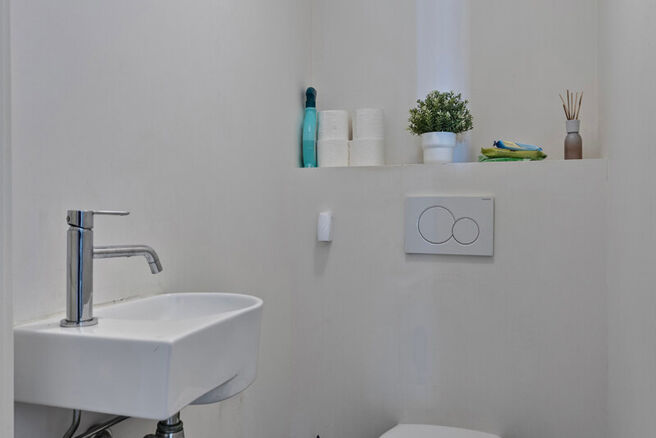 Dit ruime appartement met 3 slaapkamers, 2 badkamers, 2 terrassen, een kelderruimte en een ondergrondse autostaanplaats bevindt zich op de 7de verdieping van de prestigieuze Residentie BELVIEW, in het hart van de Europese wijk.
Dankzij de hoekligging en d