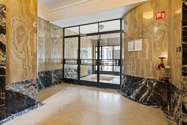 Dit stijlvolle appartement met &eacute;&eacute;n slaapkamer, 2 terrassen en 2 ruime zolderbergingen bevindt zich op de 2de verdieping van een uitstekend gelegen gebouw in de Europese wijk, tussen Schumann en het Warandepark.

Het appartement is als volgt ingedeeld: B