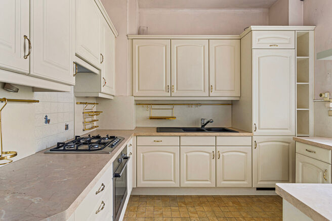 Dit stijlvolle appartement met &eacute;&eacute;n slaapkamer, 2 terrassen en 2 ruime zolderbergingen bevindt zich op de 2de verdieping van een uitstekend gelegen gebouw in de Europese wijk, tussen Schumann en het Warandepark.

Het appartement is als volgt ingedeeld: B