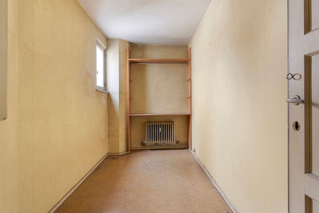 Dit stijlvolle appartement met &eacute;&eacute;n slaapkamer, 2 terrassen en 2 ruime zolderbergingen bevindt zich op de 2de verdieping van een uitstekend gelegen gebouw in de Europese wijk, tussen Schumann en het Warandepark.

Het appartement is als volgt ingedeeld: B