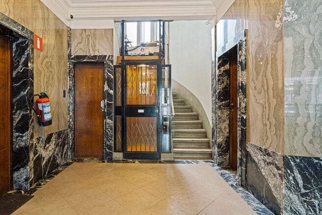 Dit stijlvolle appartement met &eacute;&eacute;n slaapkamer, 2 terrassen en 2 ruime zolderbergingen bevindt zich op de 2de verdieping van een uitstekend gelegen gebouw in de Europese wijk, tussen Schumann en het Warandepark.

Het appartement is als volgt ingedeeld: B