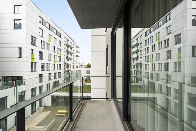 Dit recent gebouwde appartement met 1 slaapkamer geniet een uitstekende locatie, recht tegenover de trendy Kanaalwijk en in de buurt van Tour & Taxis en het Rogierplein.

Gelegen op de 3de verdieping, biedt het appartement een zuidoostelijk geori&euml;nteerd 