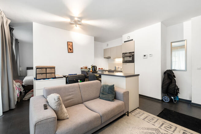 Dit recent gebouwde appartement met 1 slaapkamer geniet een uitstekende locatie, recht tegenover de trendy Kanaalwijk en in de buurt van Tour & Taxis en het Rogierplein.

Gelegen op de 3de verdieping, biedt het appartement een zuidoostelijk geori&euml;nteerd 