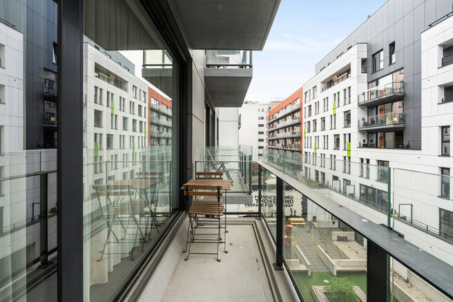 Dit recent gebouwde appartement met 1 slaapkamer geniet een uitstekende locatie, recht tegenover de trendy Kanaalwijk en in de buurt van Tour & Taxis en het Rogierplein.

Gelegen op de 3de verdieping, biedt het appartement een zuidoostelijk geori&euml;nteerd 