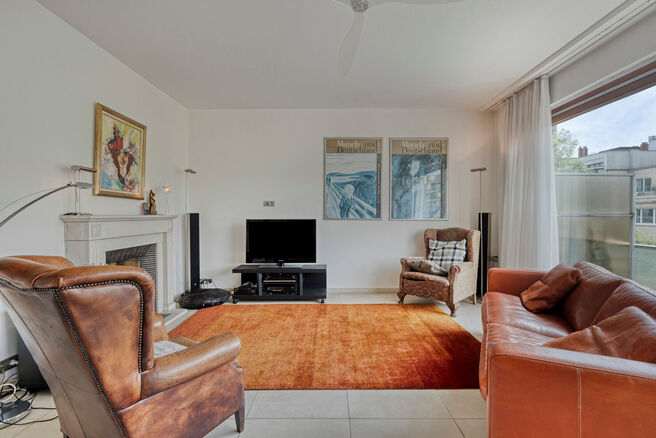 Dit prachtig afgewerkte 2-slaapkamer appartement, gelegen in de gewilde Solbosch-wijk, biedt een unieke kans om te wonen nabij het groene Ter Kamerenbos, de Abdij Ter Kameren en de prestigieuze Louisalaan. Het appartement bevindt zich op de vierde verdiep