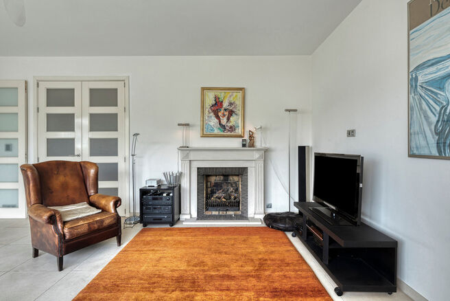 Dit prachtig afgewerkte 2-slaapkamer appartement, gelegen in de gewilde Solbosch-wijk, biedt een unieke kans om te wonen nabij het groene Ter Kamerenbos, de Abdij Ter Kameren en de prestigieuze Louisalaan. Het appartement bevindt zich op de vierde verdiep