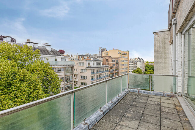 Dit prachtig afgewerkte 2-slaapkamer appartement, gelegen in de gewilde Solbosch-wijk, biedt een unieke kans om te wonen nabij het groene Ter Kamerenbos, de Abdij Ter Kameren en de prestigieuze Louisalaan. Het appartement bevindt zich op de vierde verdiep