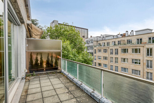 Dit prachtig afgewerkte 2-slaapkamer appartement, gelegen in de gewilde Solbosch-wijk, biedt een unieke kans om te wonen nabij het groene Ter Kamerenbos, de Abdij Ter Kameren en de prestigieuze Louisalaan. Het appartement bevindt zich op de vierde verdiep