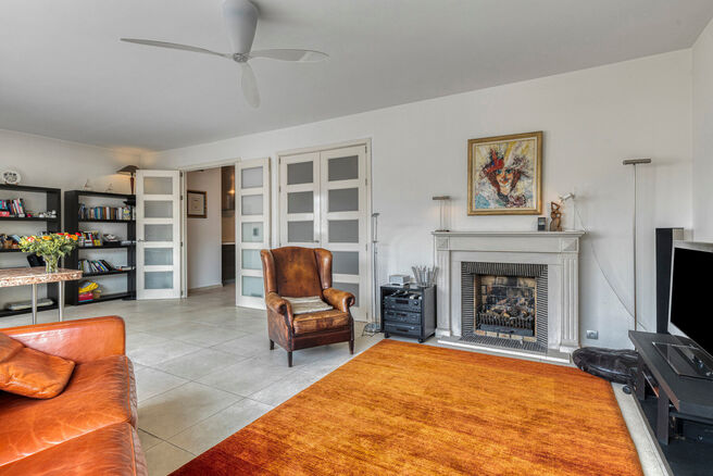 Dit prachtig afgewerkte 2-slaapkamer appartement, gelegen in de gewilde Solbosch-wijk, biedt een unieke kans om te wonen nabij het groene Ter Kamerenbos, de Abdij Ter Kameren en de prestigieuze Louisalaan. Het appartement bevindt zich op de vierde verdiep