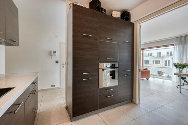 Dit prachtig afgewerkte 2-slaapkamer appartement, gelegen in de gewilde Solbosch-wijk, biedt een unieke kans om te wonen nabij het groene Ter Kamerenbos, de Abdij Ter Kameren en de prestigieuze Louisalaan. Het appartement bevindt zich op de vierde verdiep