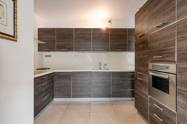 Dit prachtig afgewerkte 2-slaapkamer appartement, gelegen in de gewilde Solbosch-wijk, biedt een unieke kans om te wonen nabij het groene Ter Kamerenbos, de Abdij Ter Kameren en de prestigieuze Louisalaan. Het appartement bevindt zich op de vierde verdiep