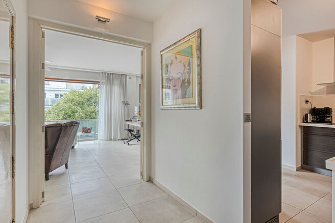 Dit prachtig afgewerkte 2-slaapkamer appartement, gelegen in de gewilde Solbosch-wijk, biedt een unieke kans om te wonen nabij het groene Ter Kamerenbos, de Abdij Ter Kameren en de prestigieuze Louisalaan. Het appartement bevindt zich op de vierde verdiep