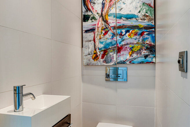 Dit prachtig afgewerkte 2-slaapkamer appartement, gelegen in de gewilde Solbosch-wijk, biedt een unieke kans om te wonen nabij het groene Ter Kamerenbos, de Abdij Ter Kameren en de prestigieuze Louisalaan. Het appartement bevindt zich op de vierde verdiep