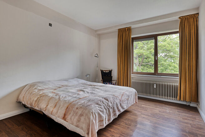 Dit prachtig afgewerkte 2-slaapkamer appartement, gelegen in de gewilde Solbosch-wijk, biedt een unieke kans om te wonen nabij het groene Ter Kamerenbos, de Abdij Ter Kameren en de prestigieuze Louisalaan. Het appartement bevindt zich op de vierde verdiep