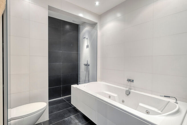 Dit prachtig afgewerkte 2-slaapkamer appartement, gelegen in de gewilde Solbosch-wijk, biedt een unieke kans om te wonen nabij het groene Ter Kamerenbos, de Abdij Ter Kameren en de prestigieuze Louisalaan. Het appartement bevindt zich op de vierde verdiep