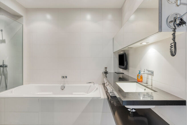 Dit prachtig afgewerkte 2-slaapkamer appartement, gelegen in de gewilde Solbosch-wijk, biedt een unieke kans om te wonen nabij het groene Ter Kamerenbos, de Abdij Ter Kameren en de prestigieuze Louisalaan. Het appartement bevindt zich op de vierde verdiep