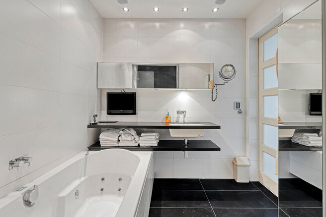 Dit prachtig afgewerkte 2-slaapkamer appartement, gelegen in de gewilde Solbosch-wijk, biedt een unieke kans om te wonen nabij het groene Ter Kamerenbos, de Abdij Ter Kameren en de prestigieuze Louisalaan. Het appartement bevindt zich op de vierde verdiep