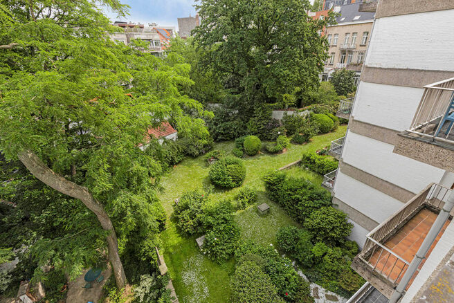 Dit prachtig afgewerkte 2-slaapkamer appartement, gelegen in de gewilde Solbosch-wijk, biedt een unieke kans om te wonen nabij het groene Ter Kamerenbos, de Abdij Ter Kameren en de prestigieuze Louisalaan. Het appartement bevindt zich op de vierde verdiep