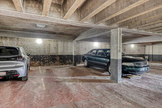 Dit prachtig afgewerkte 2-slaapkamer appartement, gelegen in de gewilde Solbosch-wijk, biedt een unieke kans om te wonen nabij het groene Ter Kamerenbos, de Abdij Ter Kameren en de prestigieuze Louisalaan. Het appartement bevindt zich op de vierde verdiep