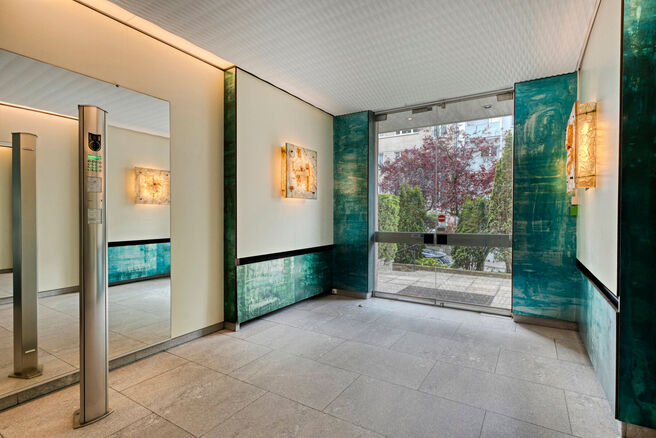 Dit prachtig afgewerkte 2-slaapkamer appartement, gelegen in de gewilde Solbosch-wijk, biedt een unieke kans om te wonen nabij het groene Ter Kamerenbos, de Abdij Ter Kameren en de prestigieuze Louisalaan. Het appartement bevindt zich op de vierde verdiep