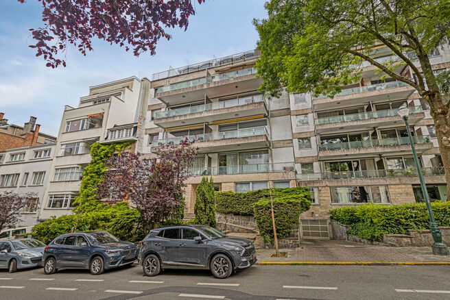 Dit prachtig afgewerkte 2-slaapkamer appartement, gelegen in de gewilde Solbosch-wijk, biedt een unieke kans om te wonen nabij het groene Ter Kamerenbos, de Abdij Ter Kameren en de prestigieuze Louisalaan. Het appartement bevindt zich op de vierde verdiep