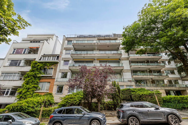 Dit prachtig afgewerkte 2-slaapkamer appartement, gelegen in de gewilde Solbosch-wijk, biedt een unieke kans om te wonen nabij het groene Ter Kamerenbos, de Abdij Ter Kameren en de prestigieuze Louisalaan. Het appartement bevindt zich op de vierde verdiep