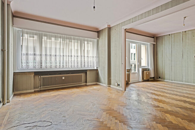 Dit stijlvolle appartement met &eacute;&eacute;n slaapkamer, 2 terrassen en 2 ruime zolderbergingen bevindt zich op de 2de verdieping van een uitstekend gelegen gebouw in de Europese wijk, tussen Schuman en het Warandepark.

Het appartement is als volgt ingedeeld: Bi