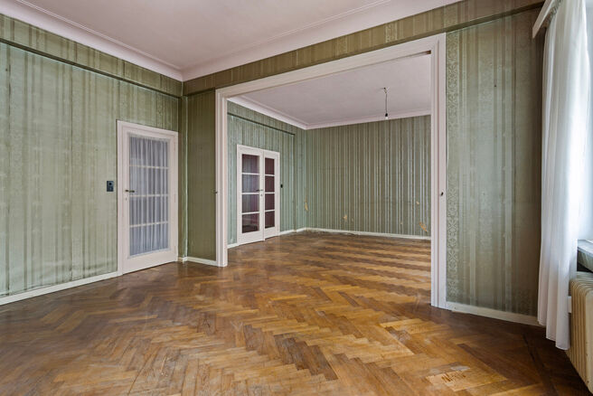 Dit stijlvolle appartement met &eacute;&eacute;n slaapkamer, 2 terrassen en 2 ruime zolderbergingen bevindt zich op de 2de verdieping van een uitstekend gelegen gebouw in de Europese wijk, tussen Schuman en het Warandepark.

Het appartement is als volgt ingedeeld: Bi