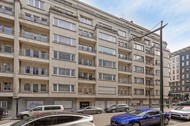 Dit stijlvolle appartement met &eacute;&eacute;n slaapkamer, 2 terrassen en 2 ruime zolderbergingen bevindt zich op de 2de verdieping van een uitstekend gelegen gebouw in de Europese wijk, tussen Schuman en het Warandepark.

Het appartement is als volgt ingedeeld: Bi