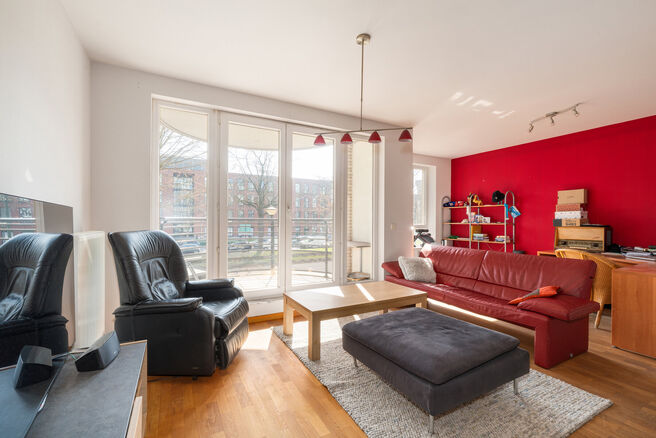 Dit lichtrijke 1 slaapkamers appartement is uitstekend gelegen in de gegeerde wijk &ldquo;De Jacht&rdquo; in Etterbeek, op wandelafstand van de VUB- en ULB-campussen en op de grens met Sint-Pieters-Woluwe (Chant d&rsquo;Oiseau) en Oudergem.

Het appartement heeft een