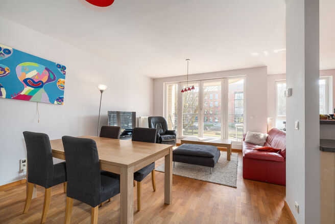 Dit lichtrijke 1 slaapkamers appartement is uitstekend gelegen in de gegeerde wijk &ldquo;De Jacht&rdquo; in Etterbeek, op wandelafstand van de VUB- en ULB-campussen en op de grens met Sint-Pieters-Woluwe (Chant d&rsquo;Oiseau) en Oudergem.

Het appartement heeft een