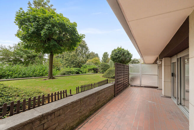 Dit gelijkvloers appartement met 1 slaapkamers en ruim terras (20m&sup2;) met uitzicht op een parkachtige gemeenschappelijke tuin en kelder is gelegen in een residenti&euml;le wijk.
Het appartement ligt in een rustige, groene woonwijk in Evere, met alle voorzieni