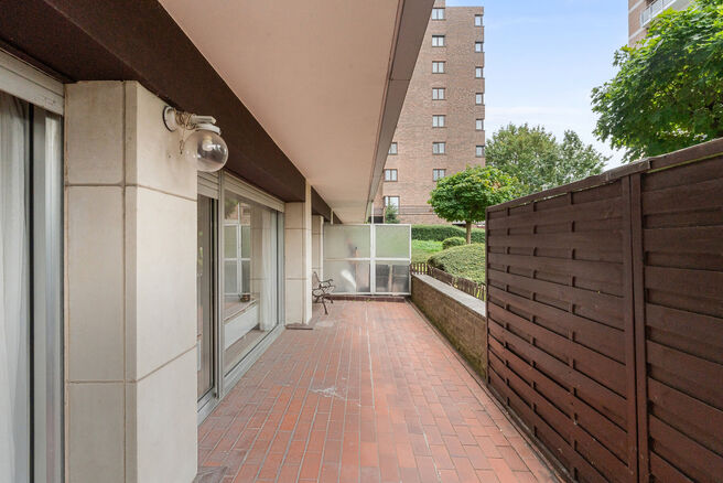 Dit gelijkvloers appartement met 1 slaapkamers en ruim terras (20m&sup2;) met uitzicht op een parkachtige gemeenschappelijke tuin en kelder is gelegen in een residenti&euml;le wijk.
Het appartement ligt in een rustige, groene woonwijk in Evere, met alle voorzieni