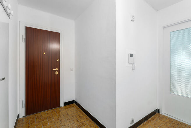 Dit gelijkvloers appartement met 1 slaapkamers en ruim terras (20m&sup2;) met uitzicht op een parkachtige gemeenschappelijke tuin en kelder is gelegen in een residenti&euml;le wijk.
Het appartement ligt in een rustige, groene woonwijk in Evere, met alle voorzieni