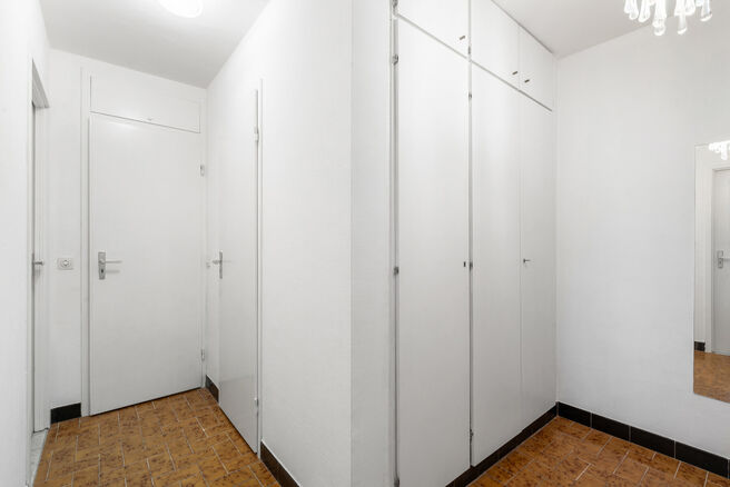 Dit gelijkvloers appartement met 1 slaapkamers en ruim terras (20m&sup2;) met uitzicht op een parkachtige gemeenschappelijke tuin en kelder is gelegen in een residenti&euml;le wijk.
Het appartement ligt in een rustige, groene woonwijk in Evere, met alle voorzieni