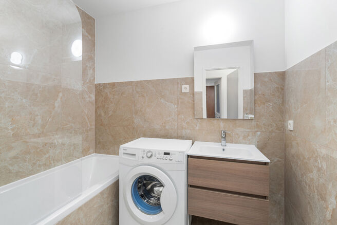 Dit gelijkvloers appartement met 1 slaapkamers en ruim terras (20m&sup2;) met uitzicht op een parkachtige gemeenschappelijke tuin en kelder is gelegen in een residenti&euml;le wijk.
Het appartement ligt in een rustige, groene woonwijk in Evere, met alle voorzieni