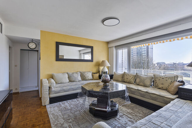 Dit lichtrijke appartement met twee slaapkamers en een terras van 16 m² bevindt zich op de vierde verdieping en biedt een mooi, groen uitzicht. Gelegen in een rustige, residentiële buurt, geniet u hier van privacy en comfort.

De inkomhal met ingebouwde