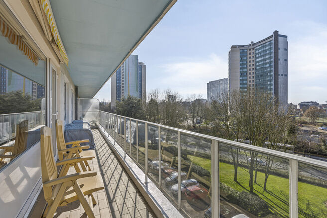 Dit lichtrijke appartement met twee slaapkamers en een terras van 16 m² bevindt zich op de vierde verdieping en biedt een mooi, groen uitzicht. Gelegen in een rustige, residentiële buurt, geniet u hier van privacy en comfort.

De inkomhal met ingebouwde