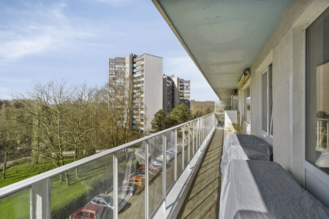 Dit lichtrijke appartement met twee slaapkamers en een terras van 16 m² bevindt zich op de vierde verdieping en biedt een mooi, groen uitzicht. Gelegen in een rustige, residentiële buurt, geniet u hier van privacy en comfort.

De inkomhal met ingebouwde