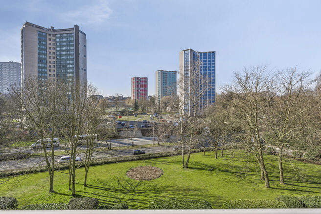 Dit lichtrijke appartement met twee slaapkamers en een terras van 16 m² bevindt zich op de vierde verdieping en biedt een mooi, groen uitzicht. Gelegen in een rustige, residentiële buurt, geniet u hier van privacy en comfort.

De inkomhal met ingebouwde