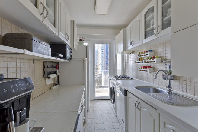 Dit lichtrijke appartement met twee slaapkamers en een terras van 16 m² bevindt zich op de vierde verdieping en biedt een mooi, groen uitzicht. Gelegen in een rustige, residentiële buurt, geniet u hier van privacy en comfort.

De inkomhal met ingebouwde