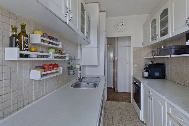 Dit lichtrijke appartement met twee slaapkamers en een terras van 16 m² bevindt zich op de vierde verdieping en biedt een mooi, groen uitzicht. Gelegen in een rustige, residentiële buurt, geniet u hier van privacy en comfort.

De inkomhal met ingebouwde