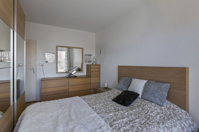 Dit lichtrijke appartement met twee slaapkamers en een terras van 16 m² bevindt zich op de vierde verdieping en biedt een mooi, groen uitzicht. Gelegen in een rustige, residentiële buurt, geniet u hier van privacy en comfort.

De inkomhal met ingebouwde