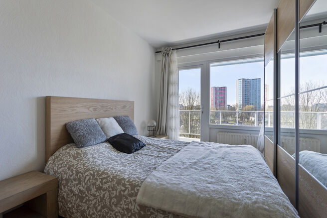 Dit lichtrijke appartement met twee slaapkamers en een terras van 16 m² bevindt zich op de vierde verdieping en biedt een mooi, groen uitzicht. Gelegen in een rustige, residentiële buurt, geniet u hier van privacy en comfort.

De inkomhal met ingebouwde