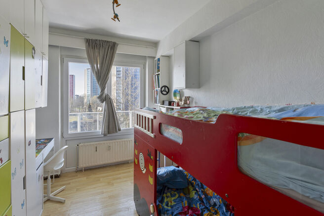 Dit lichtrijke appartement met twee slaapkamers en een terras van 16 m² bevindt zich op de vierde verdieping en biedt een mooi, groen uitzicht. Gelegen in een rustige, residentiële buurt, geniet u hier van privacy en comfort.

De inkomhal met ingebouwde