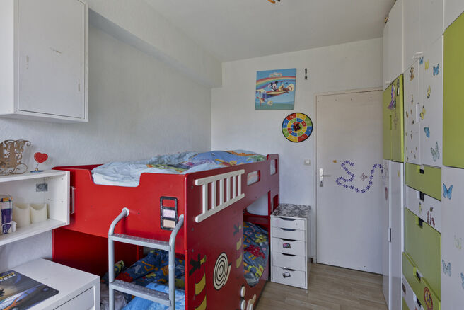 Dit lichtrijke appartement met twee slaapkamers en een terras van 16 m² bevindt zich op de vierde verdieping en biedt een mooi, groen uitzicht. Gelegen in een rustige, residentiële buurt, geniet u hier van privacy en comfort.

De inkomhal met ingebouwde
