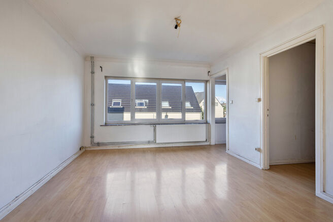 Dit duplexappartement op de tweede verdieping beschikt over 2 slaapkamers, 2 badkamers, 2 toiletten en een terras op het zuidwesten. Het is gelegen in een kleinschalige mede-eigendom met slechts drie appartementen.

Via de inkomhal komt u terecht in de ru