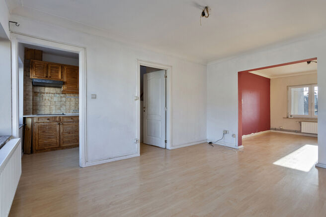 Dit duplexappartement op de tweede verdieping beschikt over 2 slaapkamers, 2 badkamers, 2 toiletten en een terras op het zuidwesten. Het is gelegen in een kleinschalige mede-eigendom met slechts drie appartementen.

Via de inkomhal komt u terecht in de ru