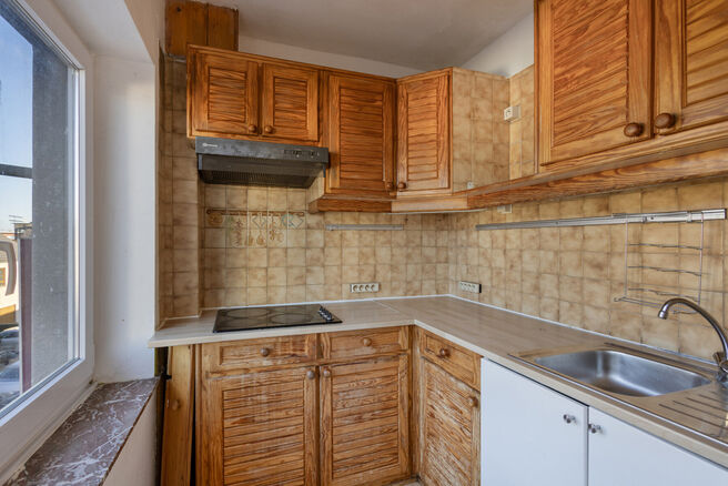 Dit duplexappartement op de tweede verdieping beschikt over 2 slaapkamers, 2 badkamers, 2 toiletten en een terras op het zuidwesten. Het is gelegen in een kleinschalige mede-eigendom met slechts drie appartementen.

Via de inkomhal komt u terecht in de ru
